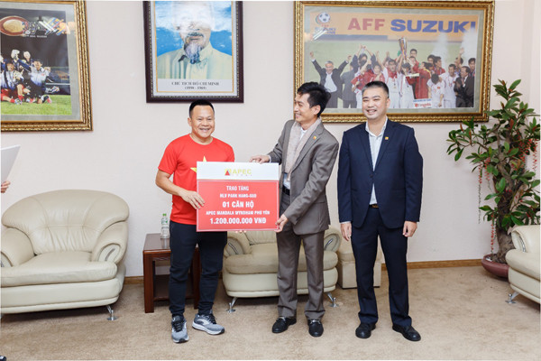Apec Group trao phần thưởng 5,4 tỷ đồng cho đội tuyển Việt Nam ảnh 2