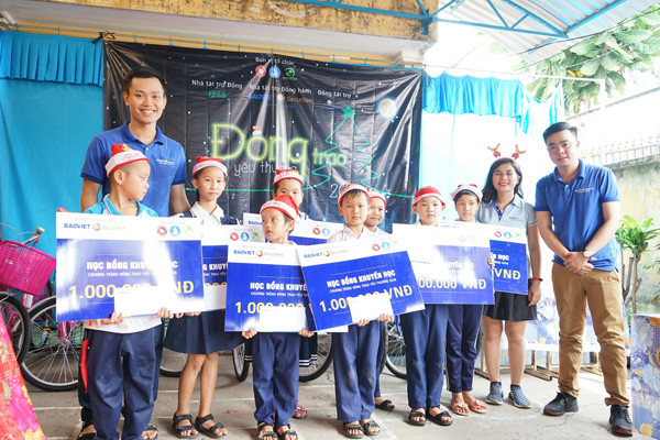 Đông trao yêu thương-Chương trình từ thiện của SV Ngoại thương TP.HCM ảnh 3