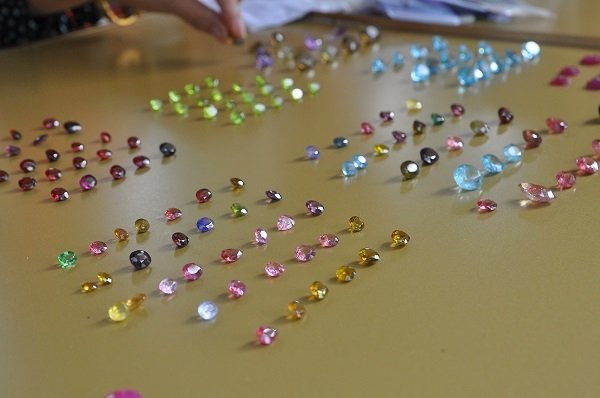 Duy nhất Việt Nam: Chợ tạm ven đường bán đá quý tiền tỷ ảnh 1