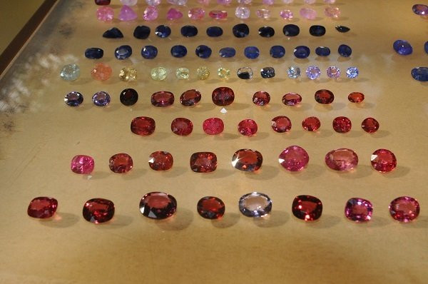 Duy nhất Việt Nam: Chợ tạm ven đường bán đá quý tiền tỷ ảnh 5