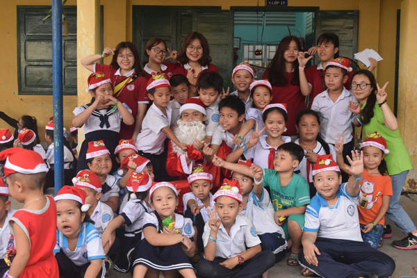 Đông trao yêu thương-Chương trình từ thiện của SV Ngoại thương TP.HCM ảnh 1