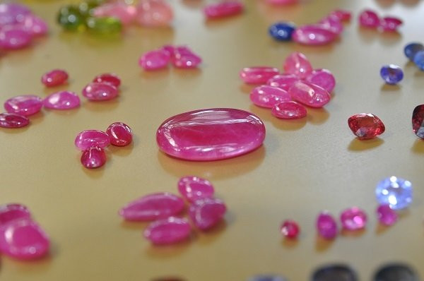 Duy nhất Việt Nam: Chợ tạm ven đường bán đá quý tiền tỷ ảnh 7