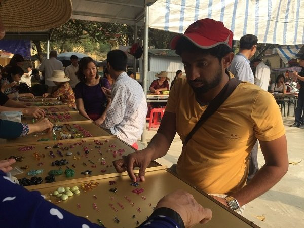 Duy nhất Việt Nam: Chợ tạm ven đường bán đá quý tiền tỷ ảnh 12