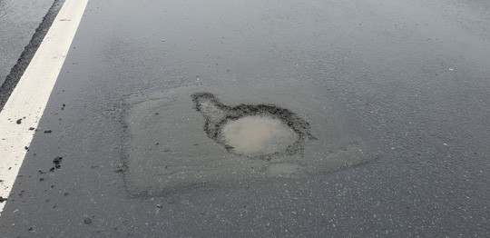 Sau mưa lớn, đường cao tốc Đà Nẵng – Quảng Ngãi 34.500 tỉ đầy “ổ gà“ ảnh 5