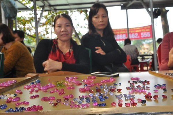 Duy nhất Việt Nam: Chợ tạm ven đường bán đá quý tiền tỷ ảnh 6