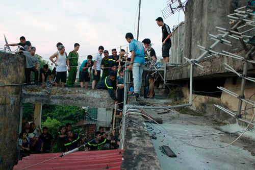 Dù đã được tiêm thuốc an thần nhưng khi chuẩn bị được đưa xuống thì cô gái trẻ lại liên tục vùng vằng buộc lực lượng chức năng phải cố định cô vào một chiếc thang rồi đưa xuống