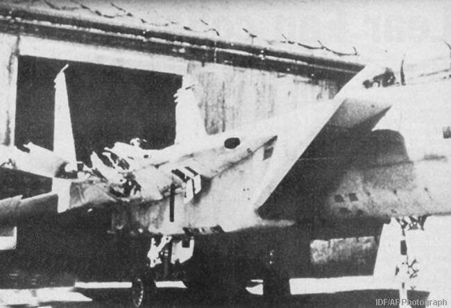 Cận cảnh phần cánh phải F-15 bị xé toạc khỏi thân. Cận cảnh phần cánh phải F-15 bị xé toạc khỏi thân