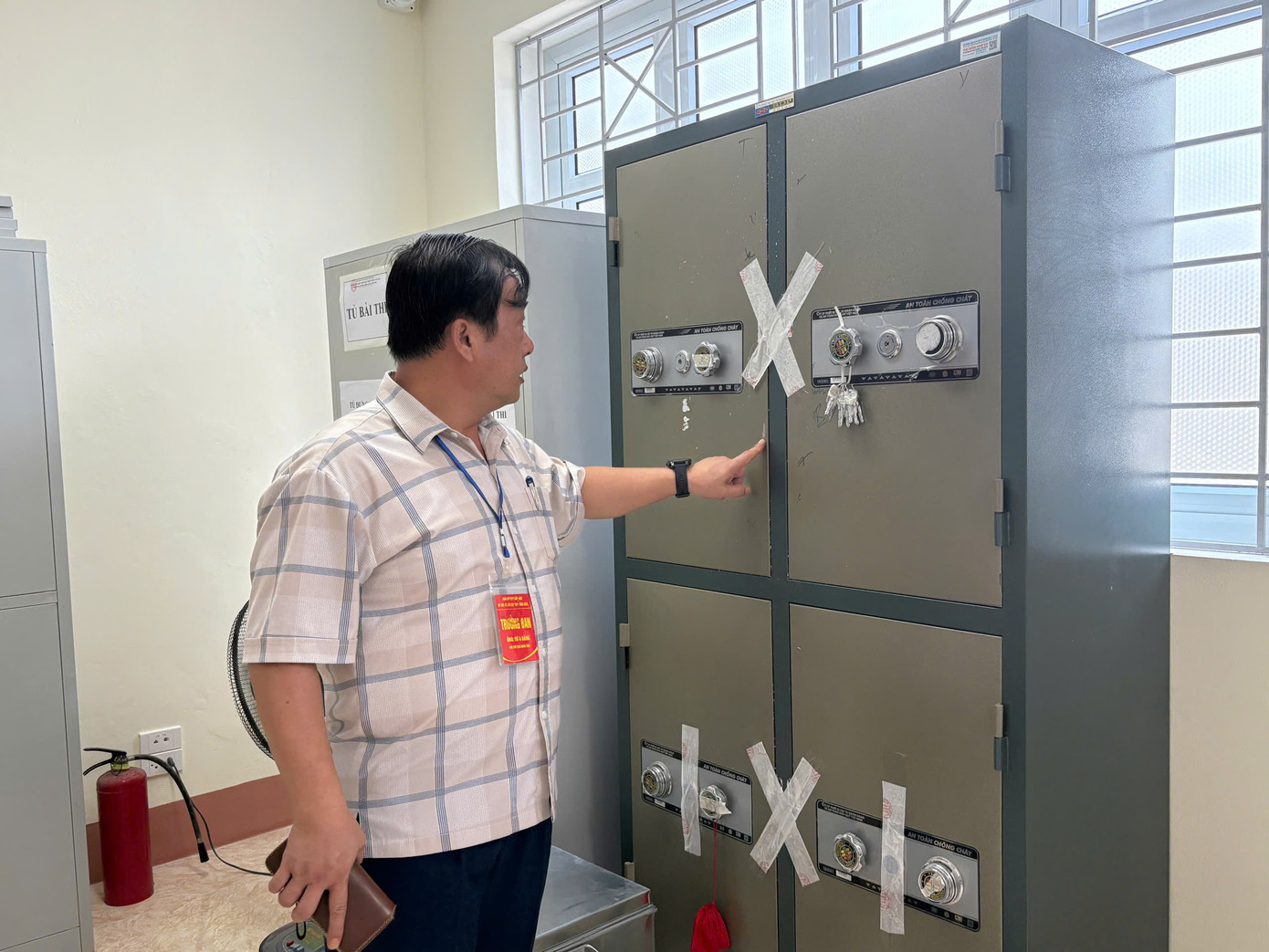 Ông Vừ A Bằng, Phó Chủ tịch UBND tỉnh, Trưởng BCĐ kỳ thi tốt nghiệp THPT năm 2025 tỉnh Điện Biên kiểm tra khu vực đựng bài thi. Ông Vừ A Bằng, Phó Chủ tịch UBND tỉnh, Trưởng BCĐ kỳ thi tốt nghiệp THPT năm 2025 tỉnh Điện Biên kiểm tra khu vực đựng bài thi.