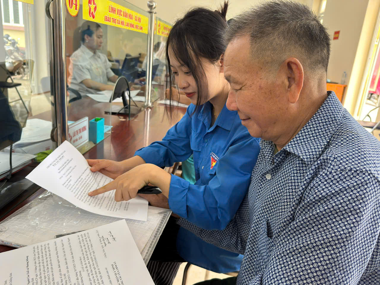 Người cao tuổi tại xã Chiềng Sinh được hướng dẫn thao tác từng bước để khai báo thông tin hành chính.