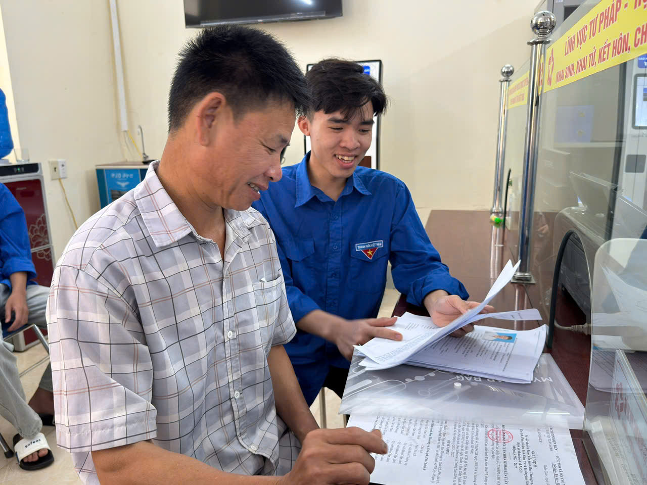 Các đội hình tình nguyện tranh thủ từng giờ hành chính để hỗ trợ tối đa người dân đến làm thủ tục.