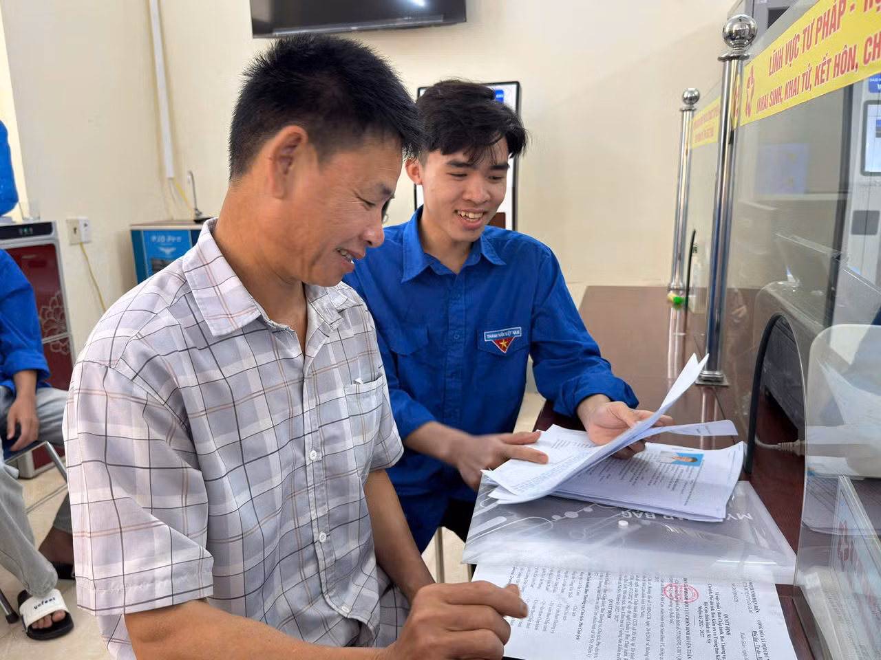 Các đội hình tình nguyện tranh thủ từng giờ hành chính để hỗ trợ tối đa người dân đến làm thủ tục.