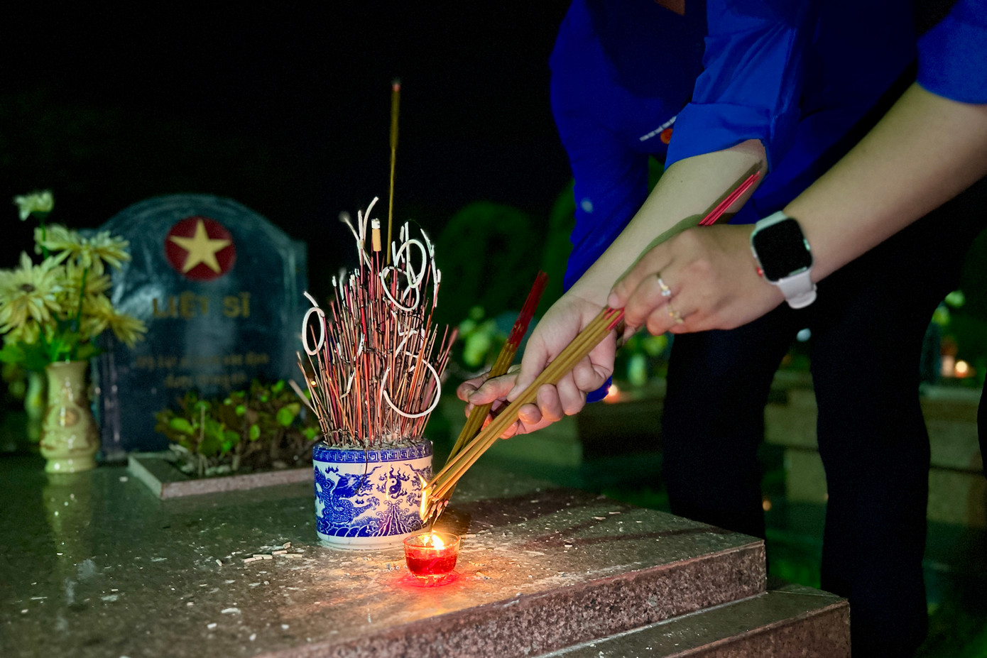 Mỗi nén hương dâng lên là lời nhắn gửi từ thế hệ hôm nay: Mãi biết ơn và trân trọng sự hy sinh của cha ông vì độc lập, tự do của dân tộc