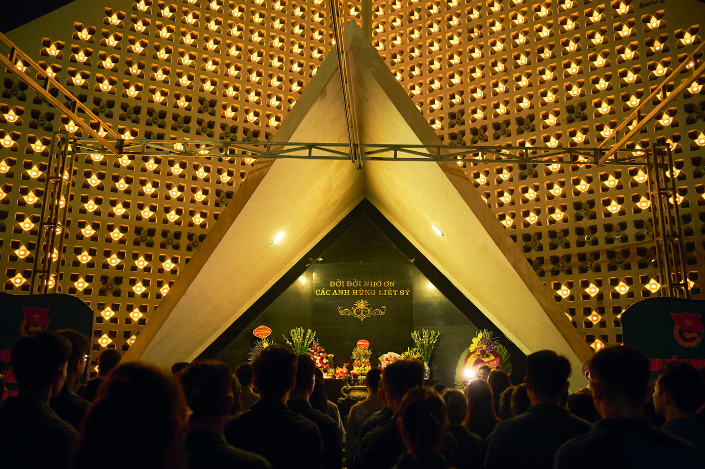 Tuổi trẻ Điện Biên tưởng nhớ các anh hùng liệt sĩ tại Nghĩa trang A1, nơi lưu giữ hồn thiêng của đất trời Điện Biên.