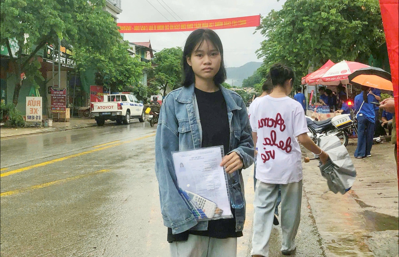 Em Quàng Thị Nga trong buổi sáng thi môn Ngữ Văn. Em Quàng Thị Nga trong buổi sáng thi môn Ngữ Văn.