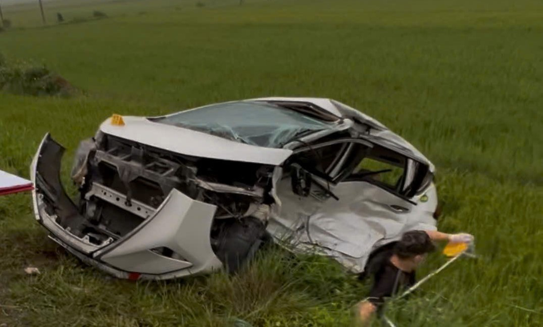 Chiếc xe taxi bị đâm bẹp dúm Chiếc xe taxi bị đâm bẹp dúm