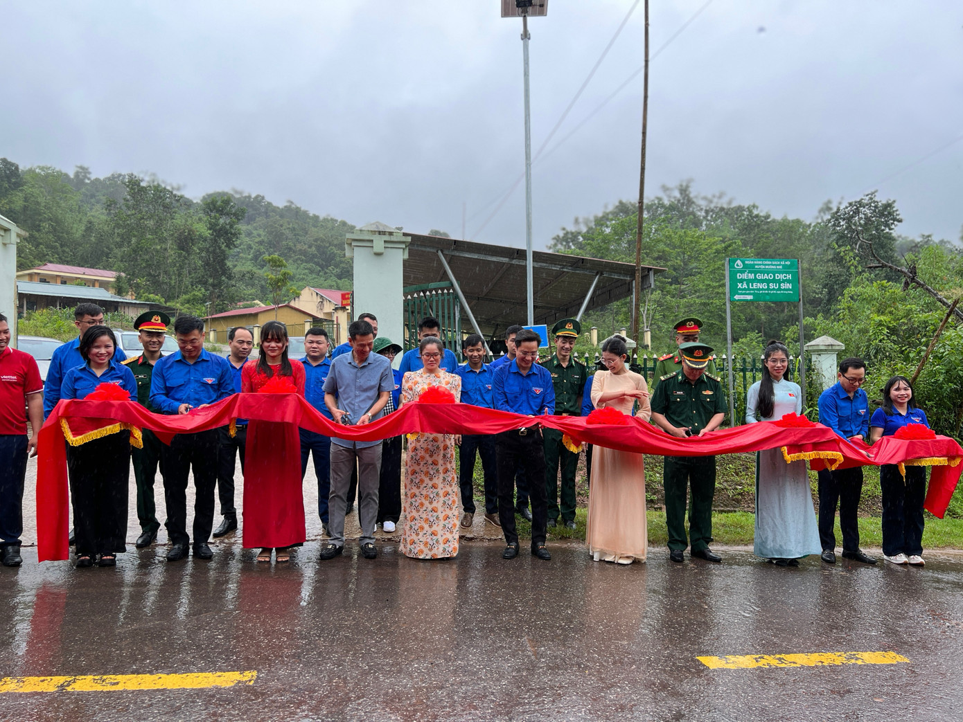 Đoàn công tác khánh thành dự án Thắp sáng ước mơ tại xã Leng Su Sìn.