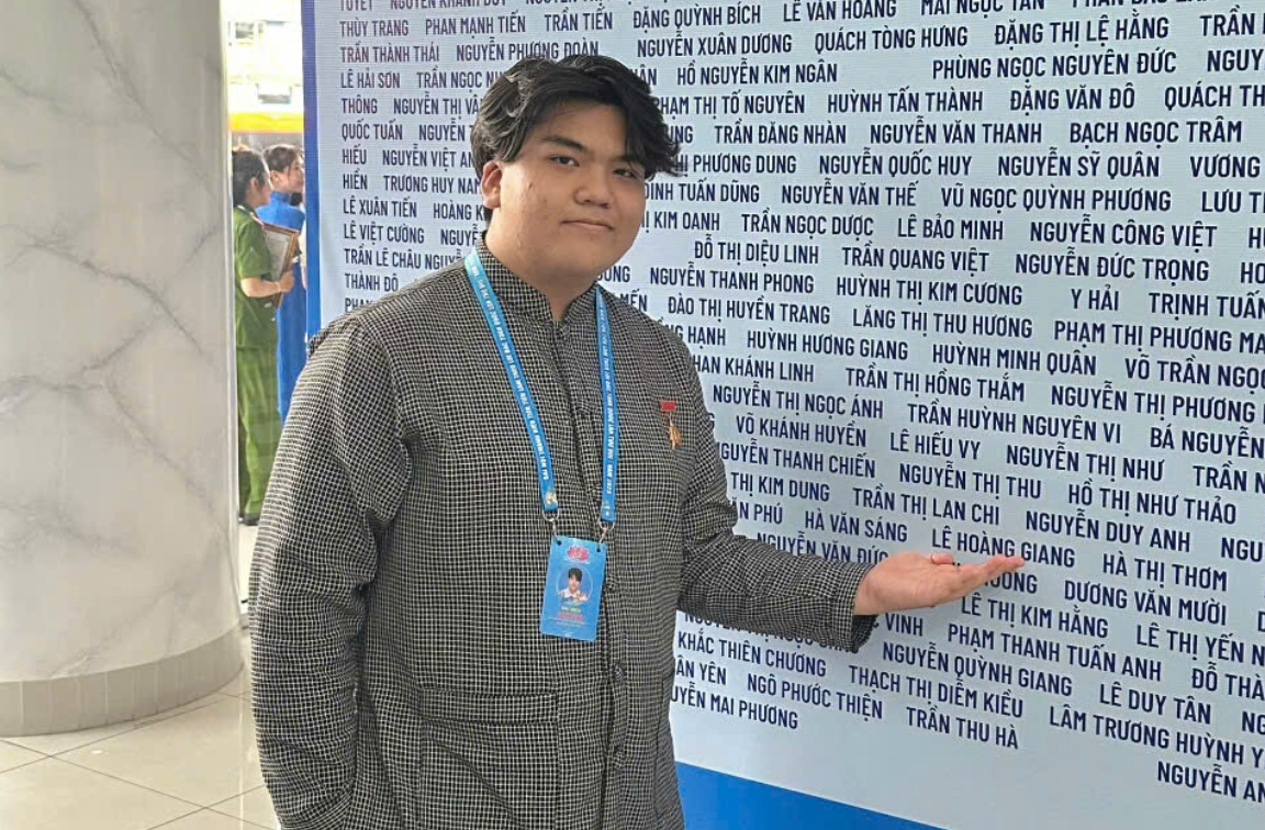 Thành tích học tập nổi bật, tinh thần xung kích trong công tác Đoàn giúp Lê Hoàng Giang trở thành hình mẫu của tuổi trẻ Sơn La. Thành tích học tập nổi bật, tinh thần xung kích trong công tác Đoàn giúp Lê Hoàng Giang trở thành hình mẫu của tuổi trẻ Sơn La.