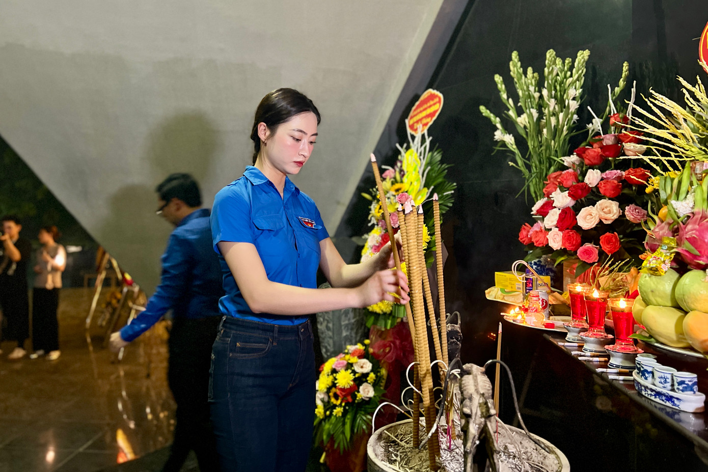 Hoa hậu Lương Thuỳ Linh dâng hương tại Đài tưởng niệm các anh hùng liệt sĩ.