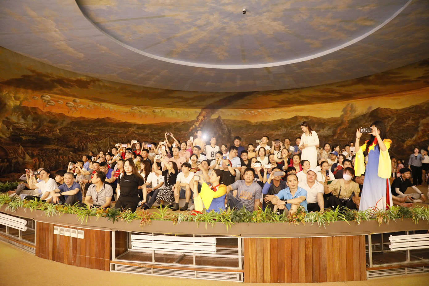 Đông đảo du khách tới thăm quan tại Bảo tàng Chiến thắng Điện Biên Phủ.