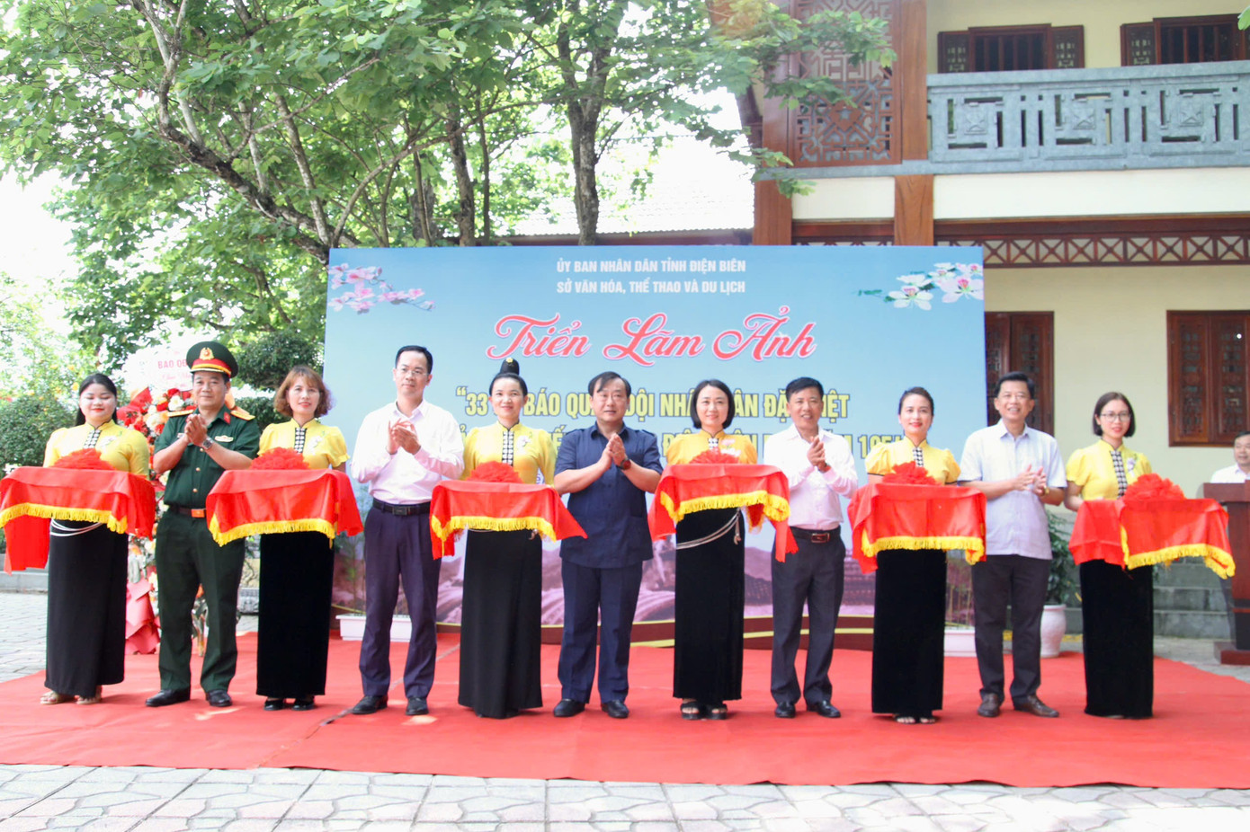 Các đại biểu cắt băng khai mạc triển lãm.