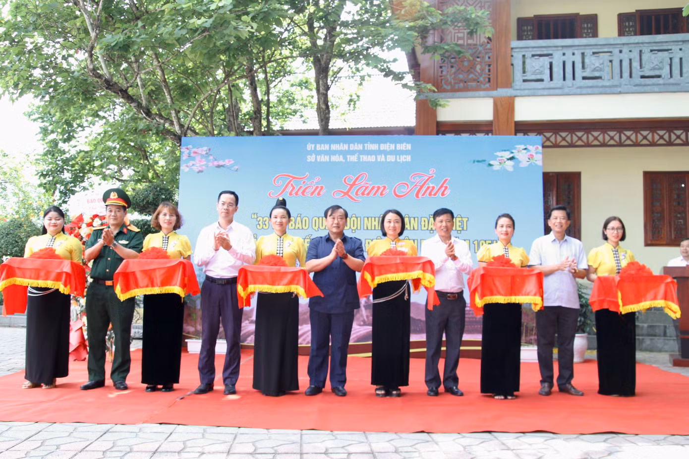 Các đại biểu cắt băng khai mạc triển lãm.