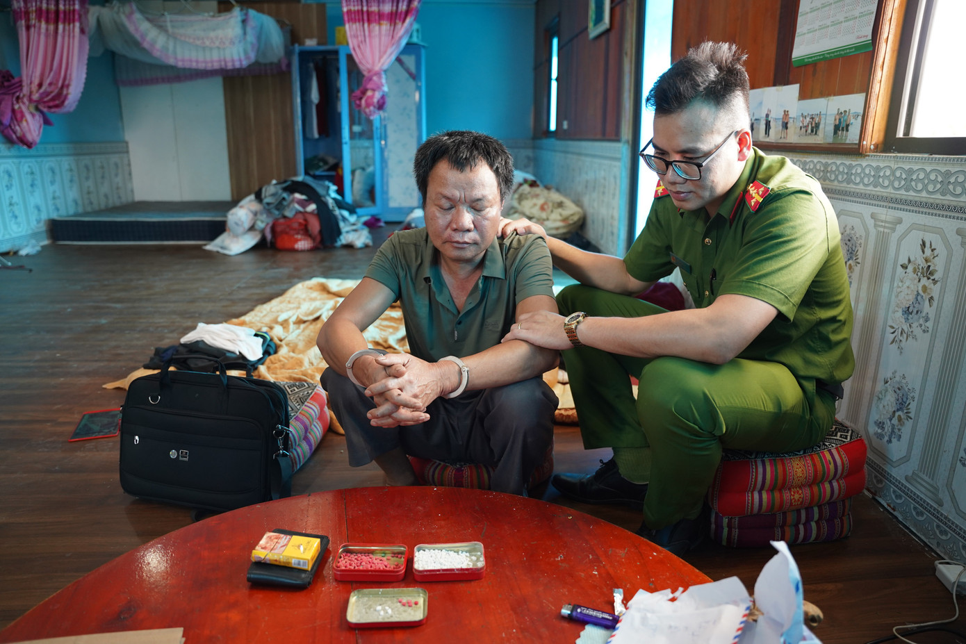 Đối tượng Lò Văn Thảnh cùng tang vật Đối tượng Lò Văn Thảnh cùng tang vật