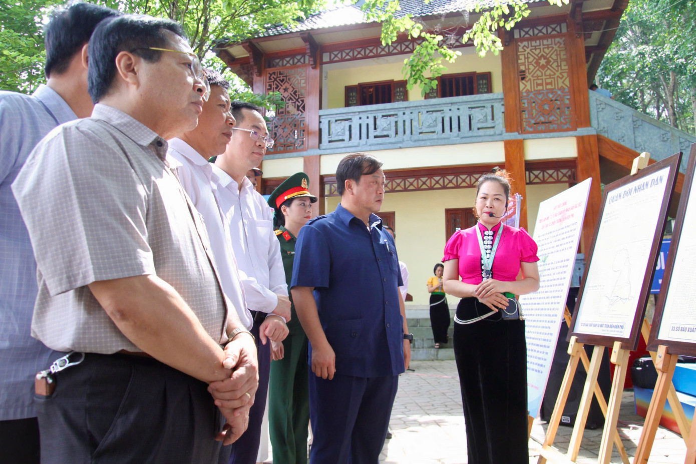 Không gian triển lãm trở nên lắng đọng khi đại biểu nghe kể lại hành trình “làm báo giữa chiến hào” của các nhà báo - chiến sĩ năm xưa.