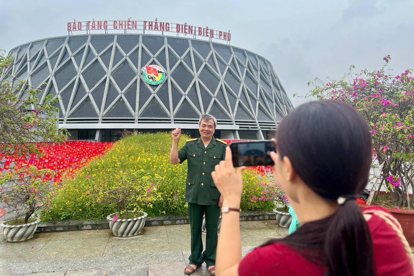 Cựu chiến binh chụp ảnh kỉ niệm tại Bảo tàng Chiến thắng Điện Biên Phủ.