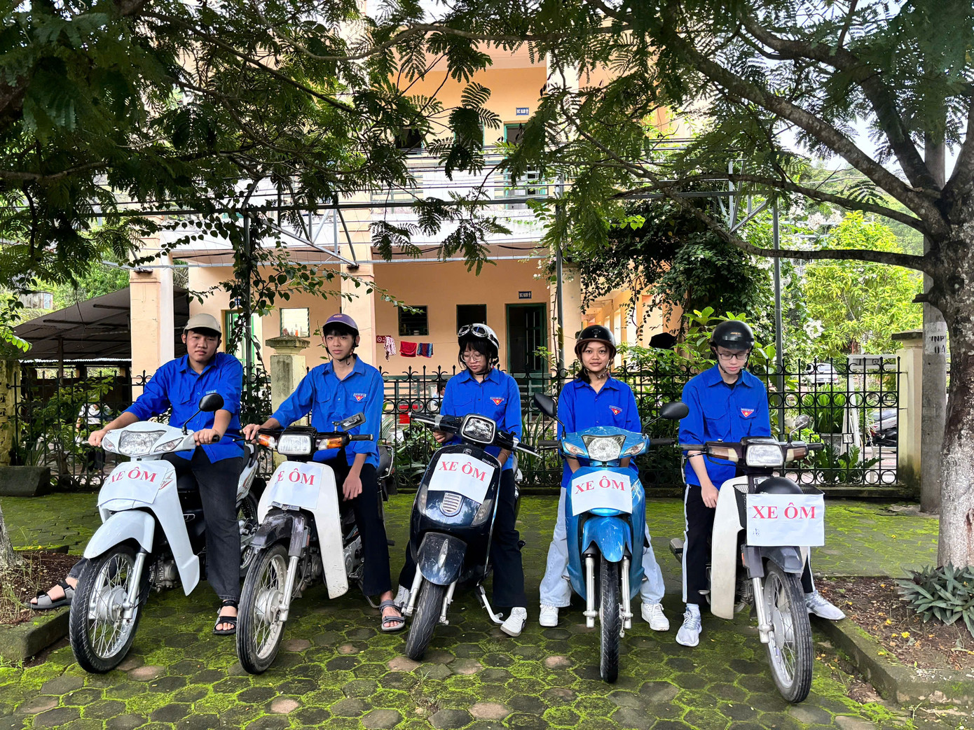 Đoàn viên tại điểm Thị xã Mường Lay tham gia hỗ trợ đưa đón thí sinh đến dự thi. Đoàn viên tại điểm Thị xã Mường Lay tham gia hỗ trợ đưa đón thí sinh đến dự thi.