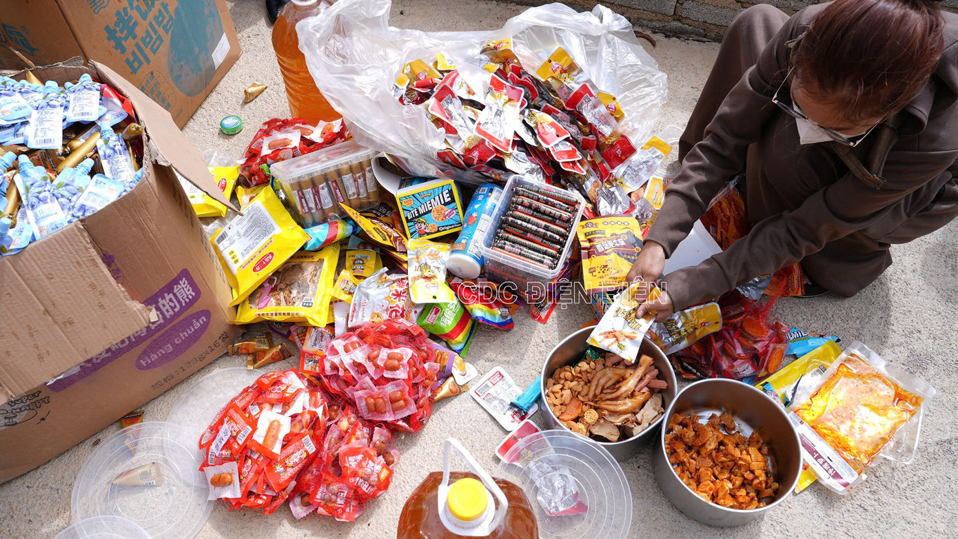 Hàng loạt mặt hàng thực phẩm như chân gà, xúc xích, bánh, kẹo không rõ nguồn gốc bị tiêu hủy. Hàng loạt mặt hàng thực phẩm như chân gà, xúc xích, bánh, kẹo không rõ nguồn gốc bị tiêu hủy.