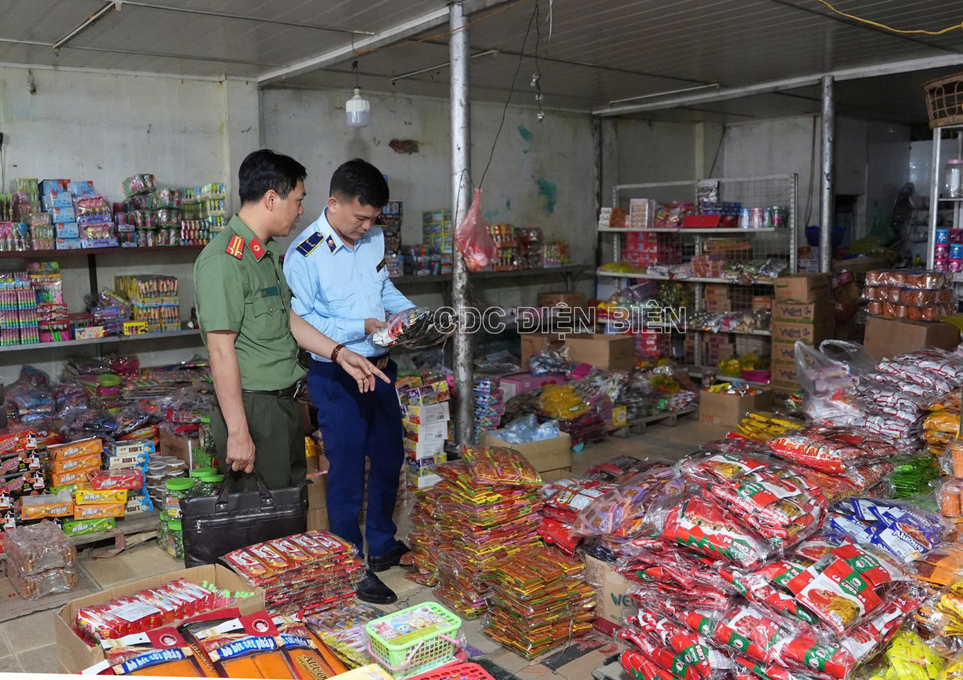 Đoàn kiểm tra đã phát hiện 8 cơ sở vi phạm quy định trong kinh doanh. Đoàn kiểm tra đã phát hiện 8 cơ sở vi phạm quy định trong kinh doanh.