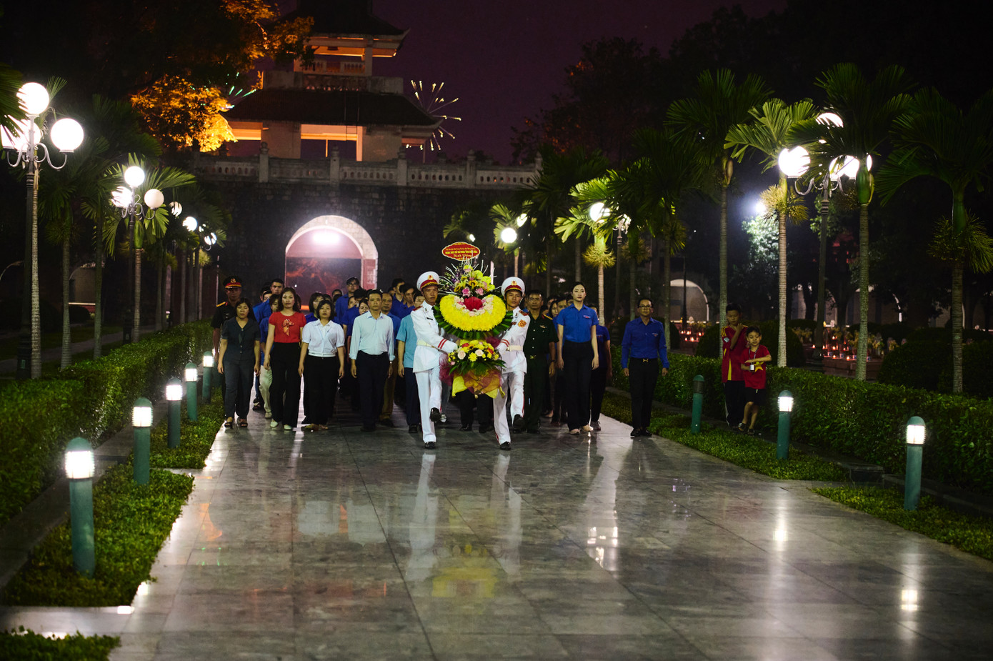 Bắt đầu buổi lễ là nghi thức thỉnh chuông và dâng vòng hoa