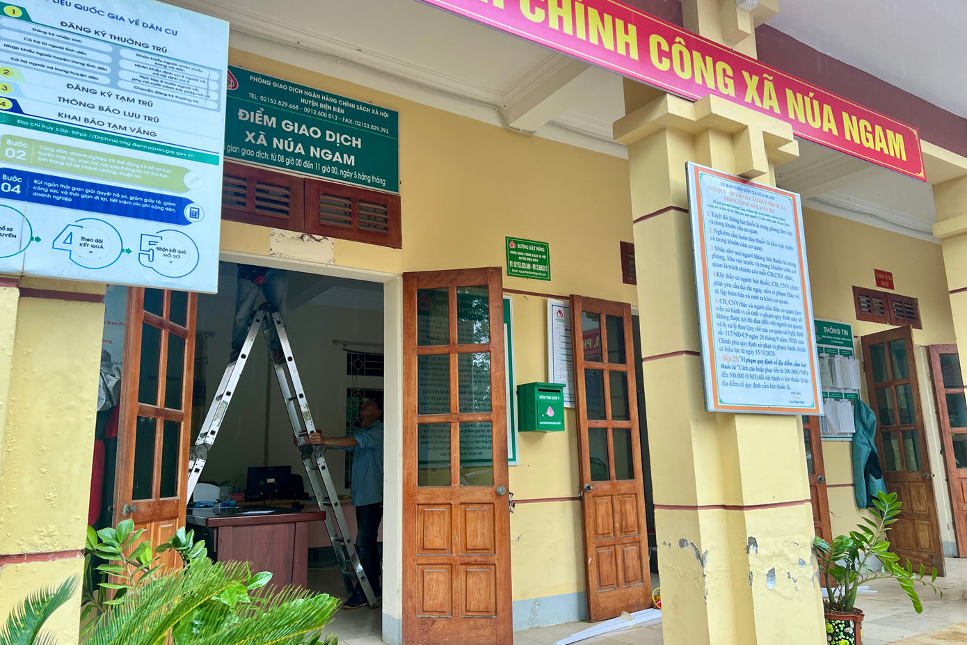 UBND xã Núa Ngam đang sắp xếp lại bàn ghế, chuẩn bị phòng làm việc cho cán bộ sau sáp nhập. UBND xã Núa Ngam đang sắp xếp lại bàn ghế, chuẩn bị phòng làm việc cho cán bộ sau sáp nhập.