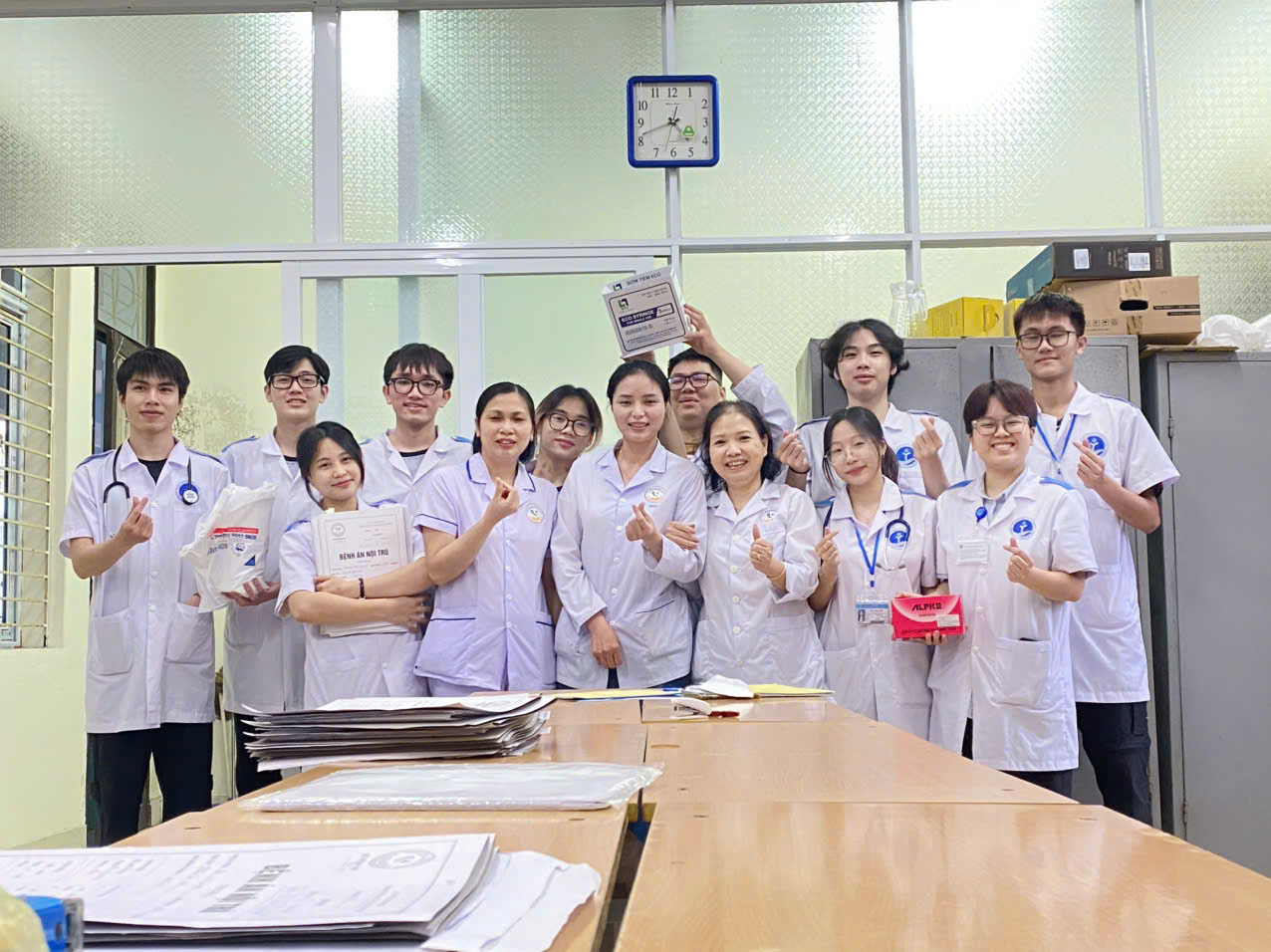 Sùng Thị Cu (ngoài cùng bên trái, hàng trước) khi đi thực tập ở bệnh viện. Sùng Thị Cu (ngoài cùng bên trái, hàng trước) khi đi thực tập ở bệnh viện.