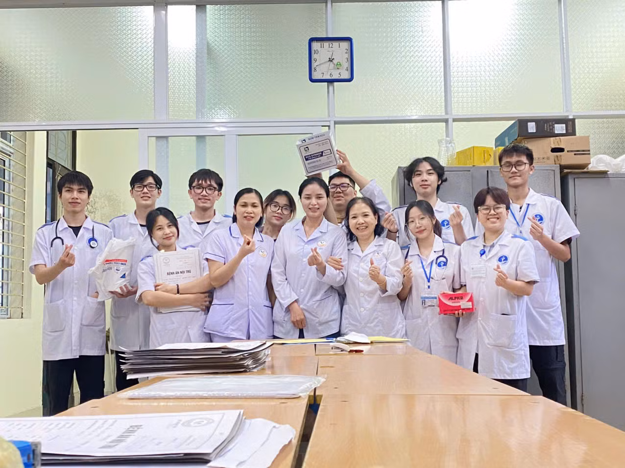 Sùng Thị Cu (ngoài cùng bên trái, hàng trước) khi đi thực tập ở bệnh viện.