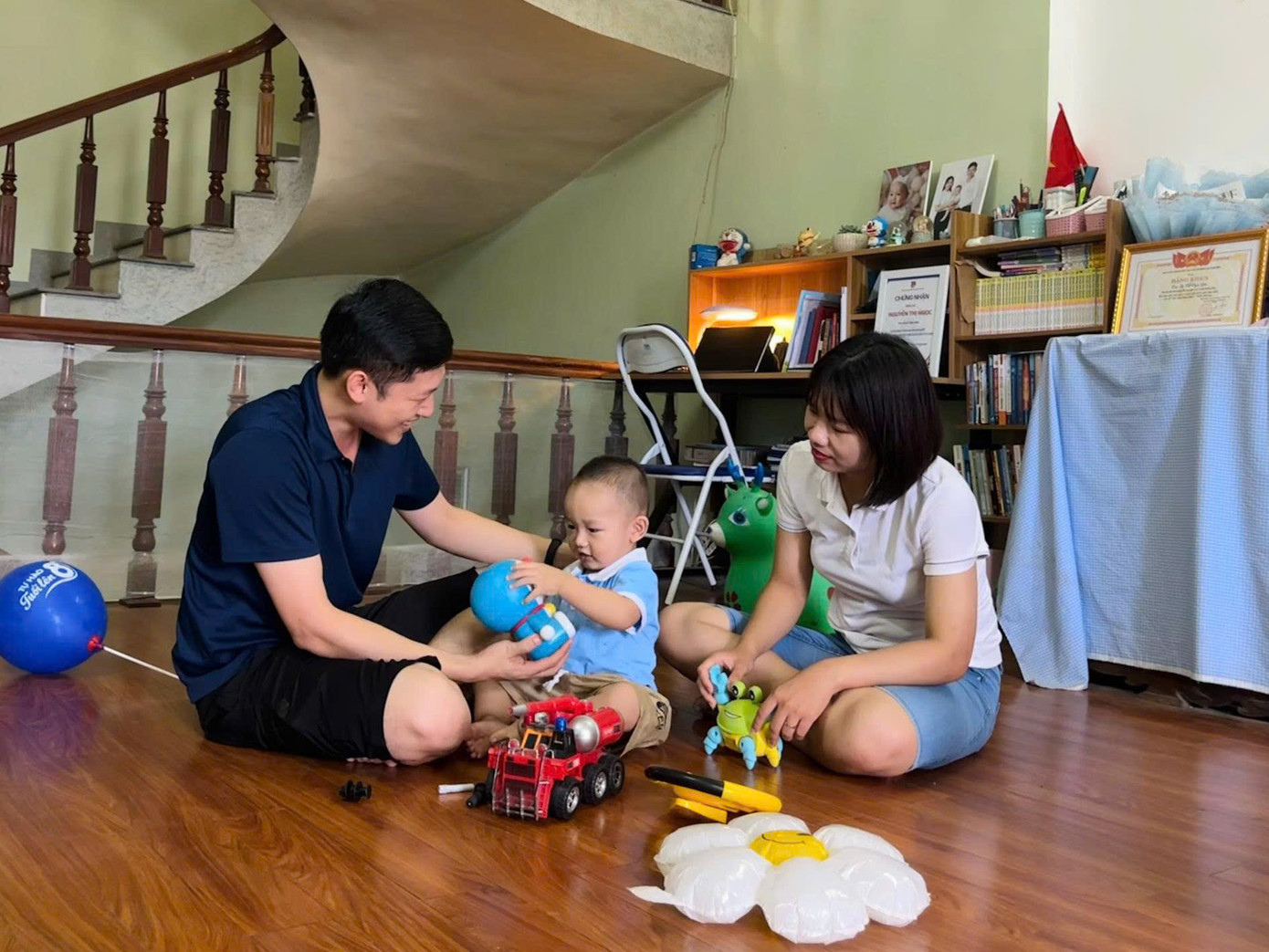 Dù bận rộn với công tác Đoàn – Hội – Đội, chị Ngọc luôn giữ vai trò trụ cột trong gia đình khi chồng công tác xa.