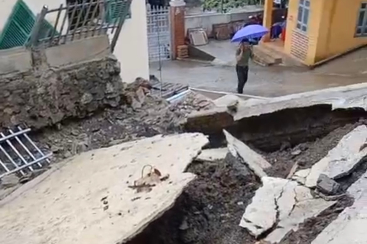 Vụ sạt lở gây ảnh hưởng đến mặt đường và một số công trình tại địa bàn.