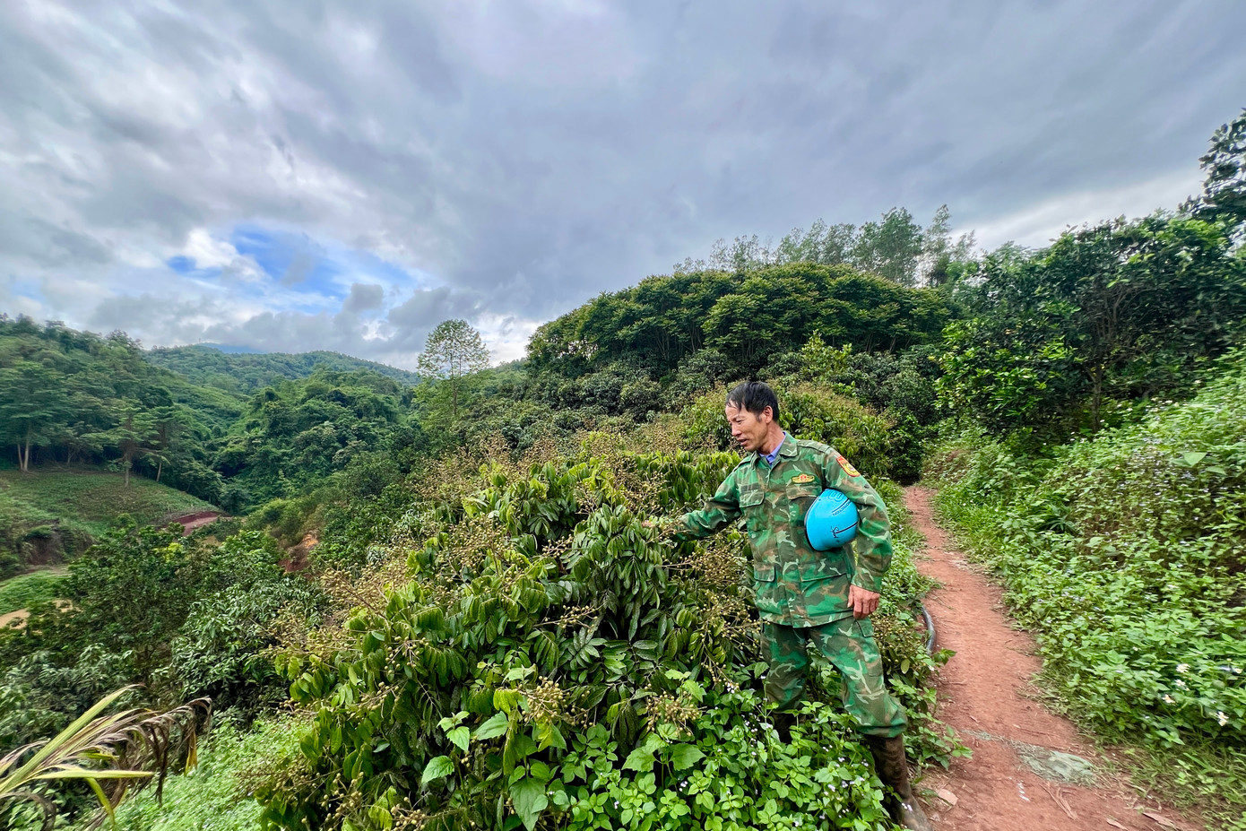 Ông Huấn và cơ ngơi rộng 5ha của mình.