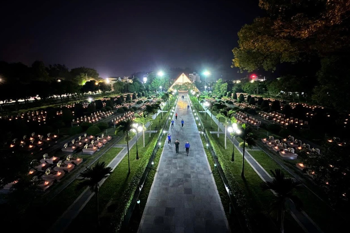 Từ trên cao nhìn xuống, nghĩa trang liệt sĩ A1 rực sáng trong đêm tưởng niệm.