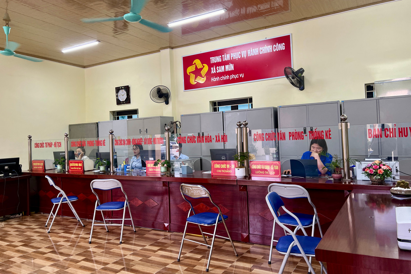 Tại xã Sam Mứn, các phòng ban đã được bố trí ổn định, sẵn sàng phục vụ người dân ngay từ ngày 1/7. Tại xã Sam Mứn, các phòng ban đã được bố trí ổn định, sẵn sàng phục vụ người dân ngay từ ngày 1/7.