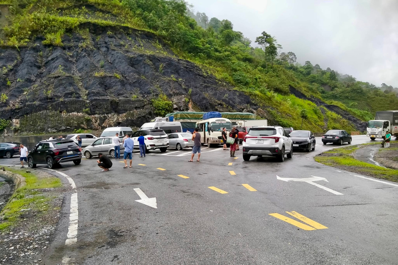 Nhiều phương tiện buộc phải dừng lại chờ lực lượng chức năng xử lý. Ảnh: Facebook Chang Ho