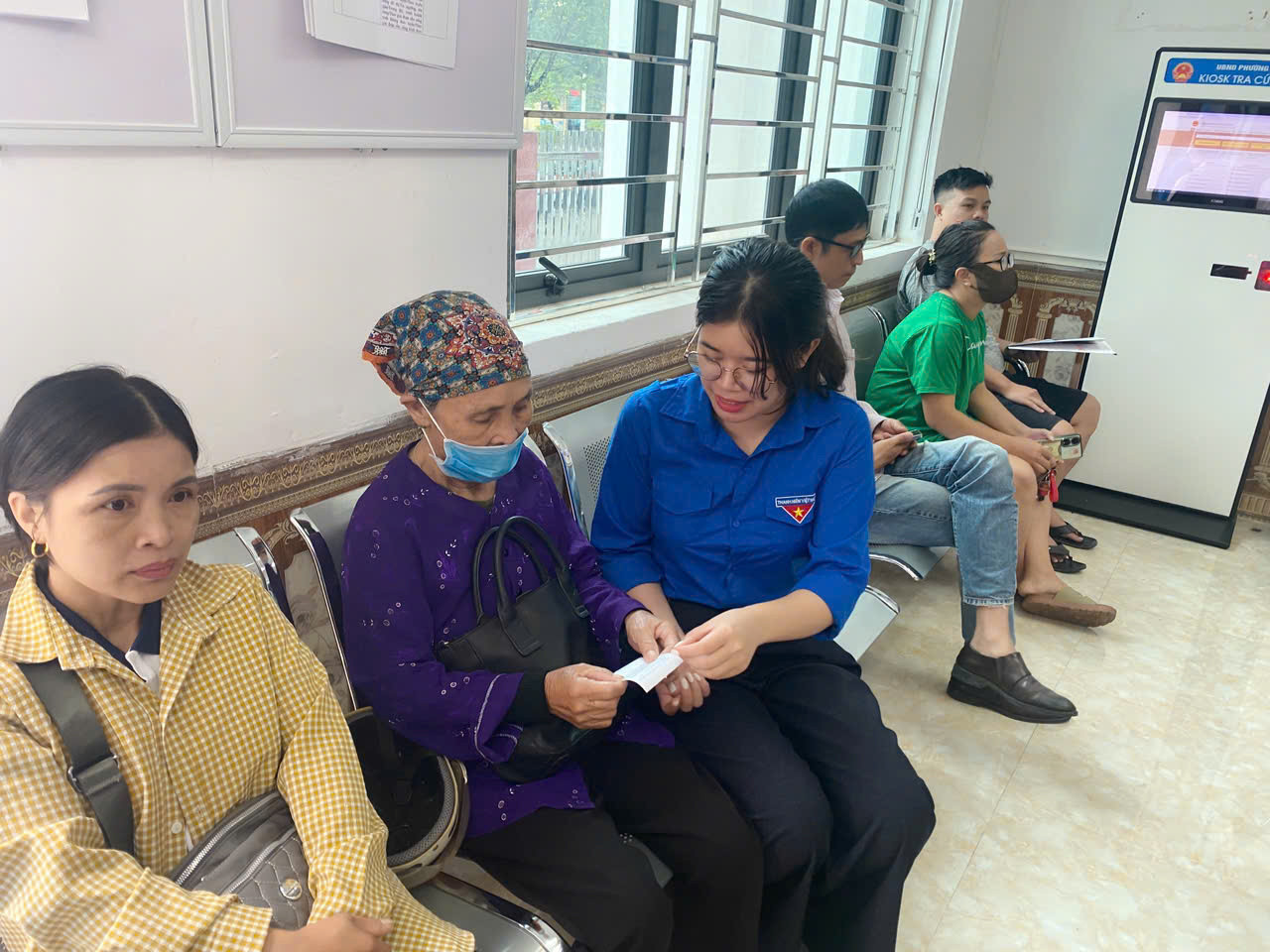 Đoàn viên phường Điện Biên Phủ kiên nhẫn đồng hành với người dân, giúp tiếp cận dịch vụ công hiện đại dễ dàng hơn, nhất là tại các địa bàn vùng sâu, vùng xa.