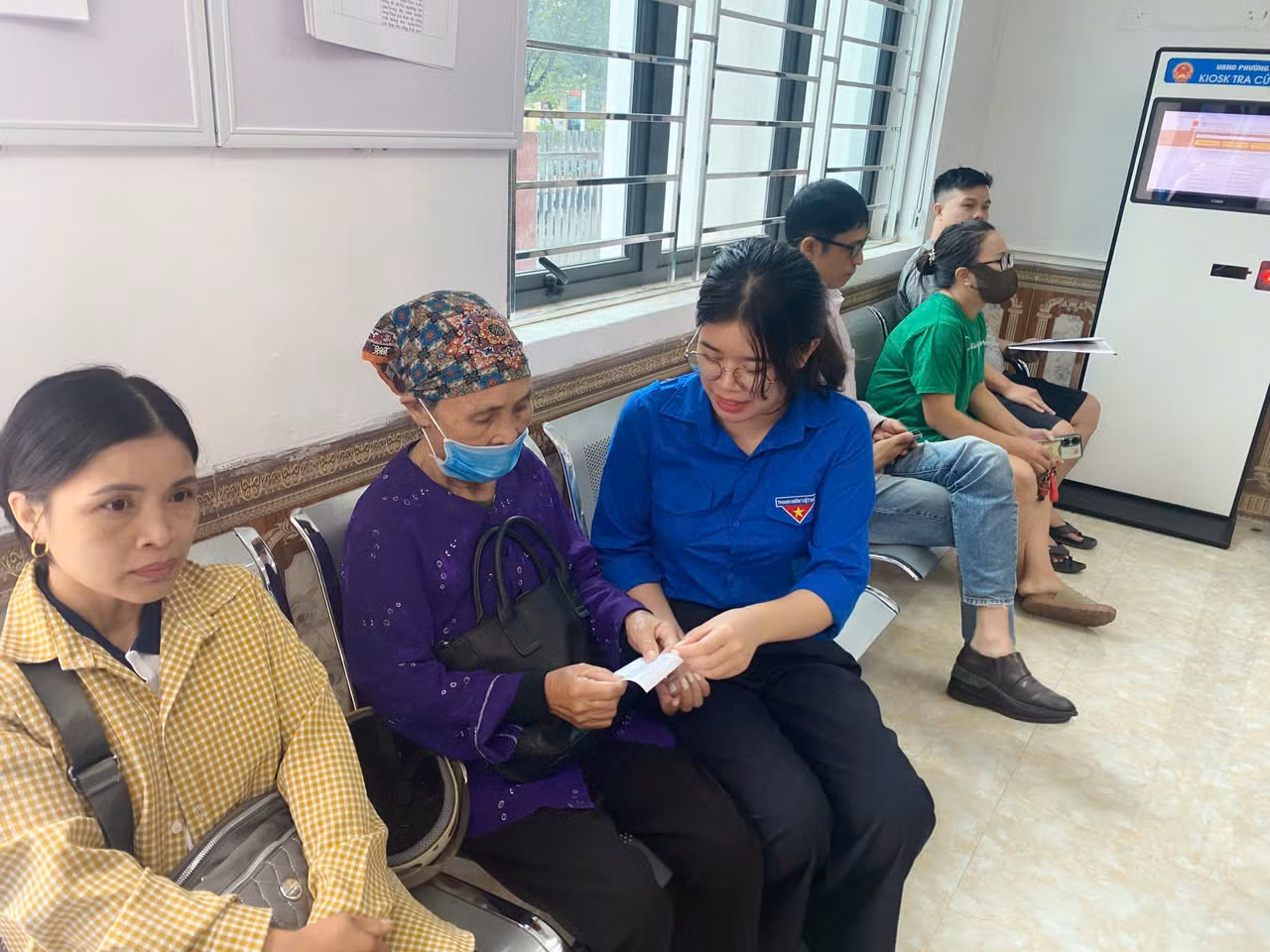 Đoàn viên phường Điện Biên Phủ kiên nhẫn đồng hành với người dân, giúp tiếp cận dịch vụ công hiện đại dễ dàng hơn, nhất là tại các địa bàn vùng sâu, vùng xa.
