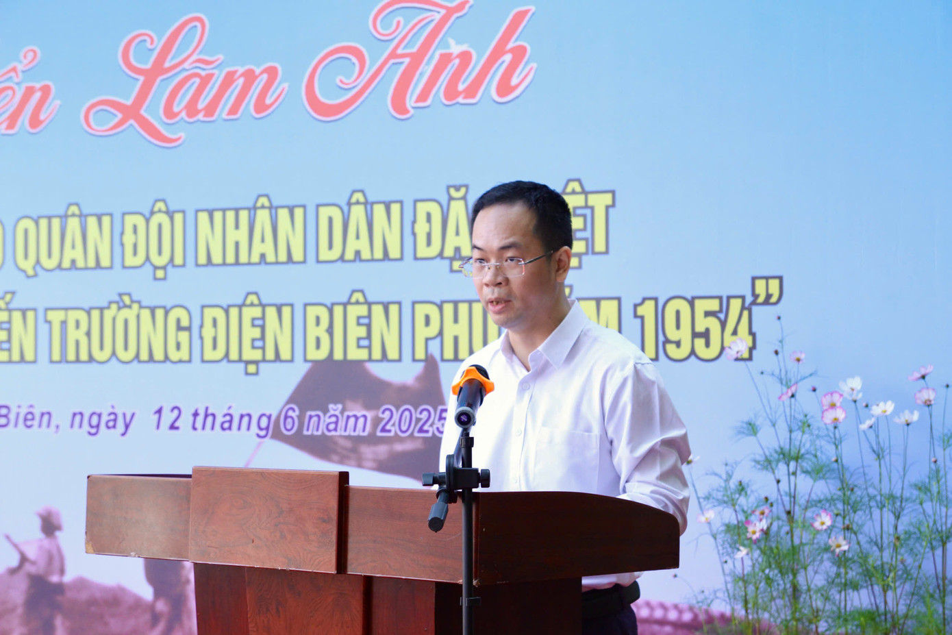 Ông Trần Hải Hà - Phó Giám đốc Sở Văn hoá, Thể thao và Du lịch tỉnh Điện Biên phát biểu khai mạc Triển lãm.