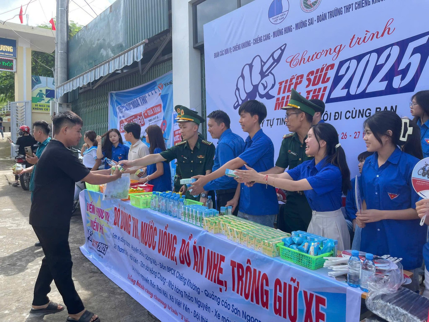 Đồn Biên phòng Chiềng Khương (Sông Mã, Sơn La) cùng các cá nhân, tập thể hỗ trợ đồ dùng thi, đồ ăn cho các thí sinh. Đồn Biên phòng Chiềng Khương (Sông Mã, Sơn La) cùng các cá nhân, tập thể hỗ trợ đồ dùng thi, đồ ăn cho các thí sinh.