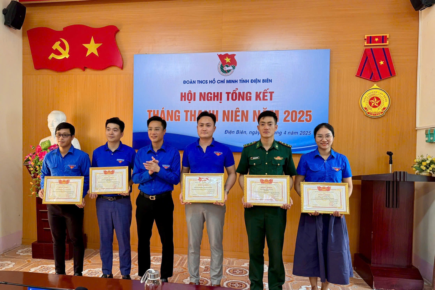 Đồng chí Đặng Thành Huy - Bí thư Tỉnh Đoàn trao tặng bằng khen cho các cá nhân xuất sắc.