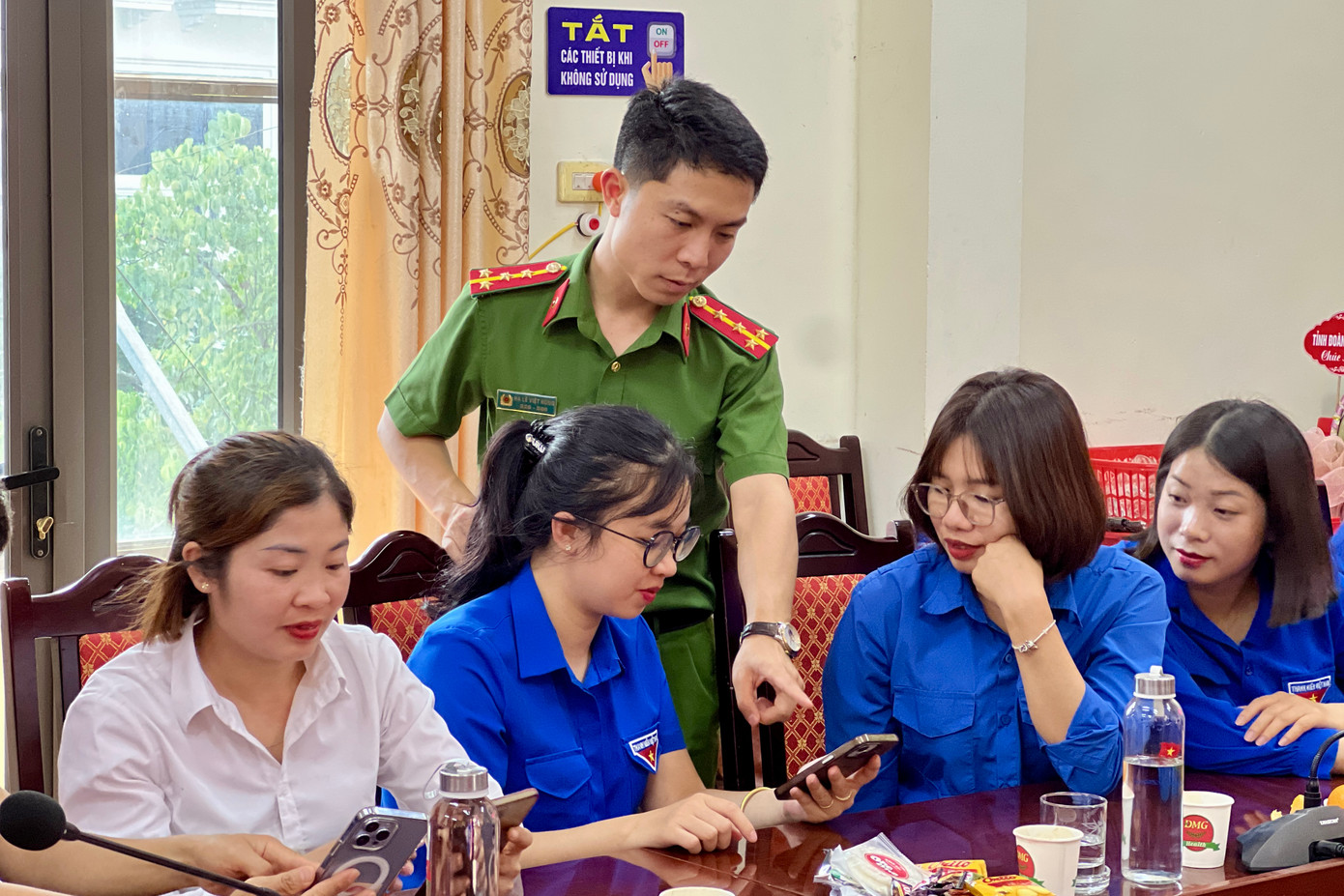 Cán bộ phòng PC07 hướng dẫn cho các Đoàn viên thanh niên thao tác trên ứng dụng VNeID. Cán bộ phòng PC07 hướng dẫn cho các Đoàn viên thanh niên thao tác trên ứng dụng VNeID.