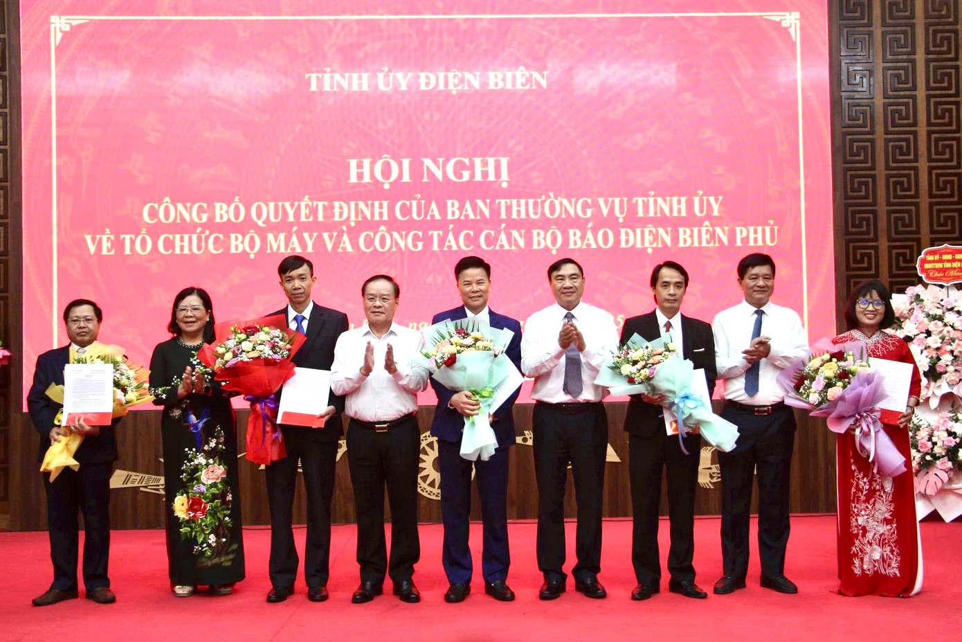 Đồng chí Trần Quốc Cường - Bí thư Tỉnh uỷ Điện Biên tặng hoa chúc mừng các lãnh đạo Báo Điện Biên Phủ.