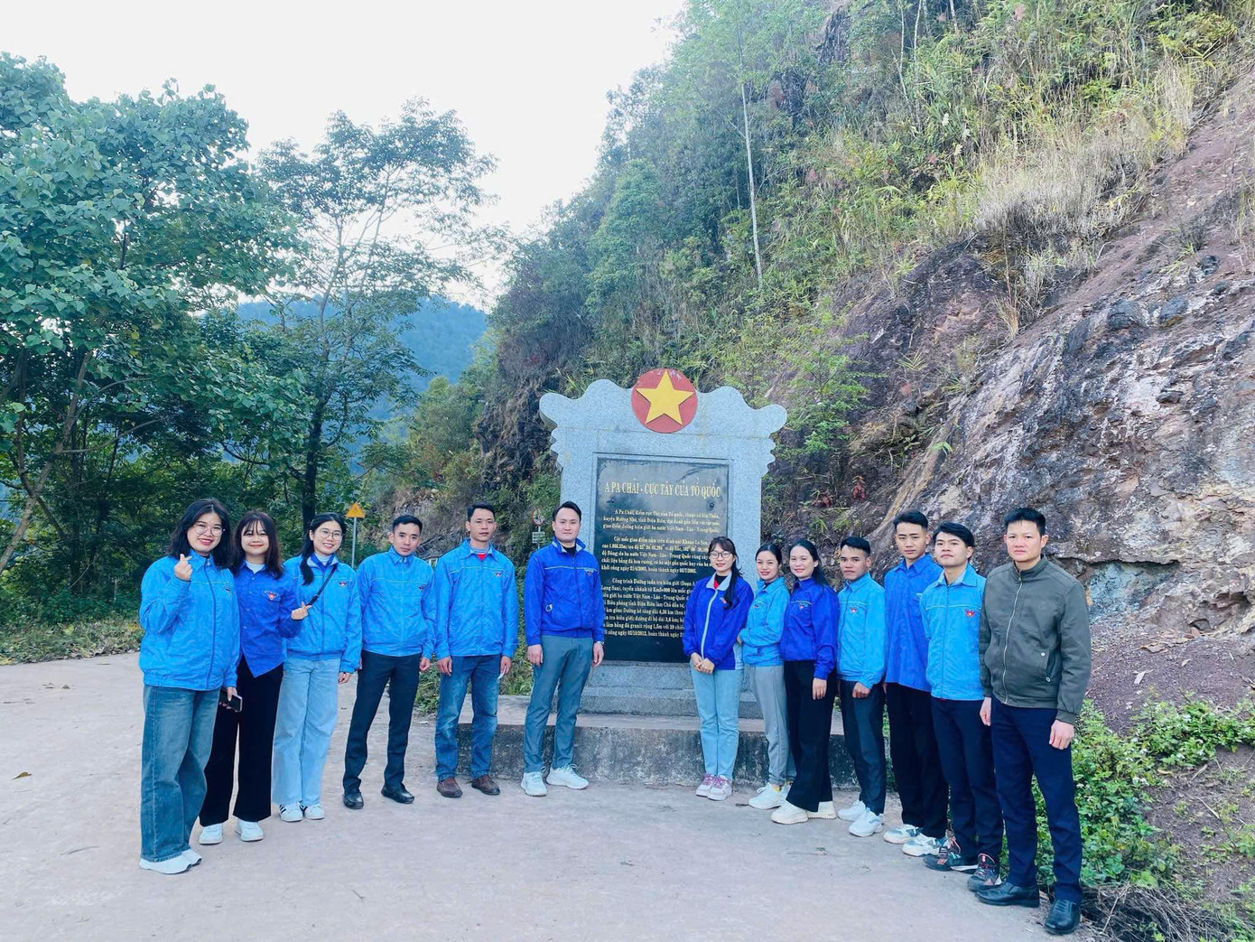 Đoàn viên thanh niên chụp cạnh bia đá giới thiệu về điểm cực Tây của Tổ quốc, trên đường đi lên cột cờ. Ảnh: Huệ Phương Đoàn viên thanh niên chụp cạnh bia đá giới thiệu về điểm cực Tây của Tổ quốc, trên đường đi lên cột cờ. Ảnh: Huệ Phương