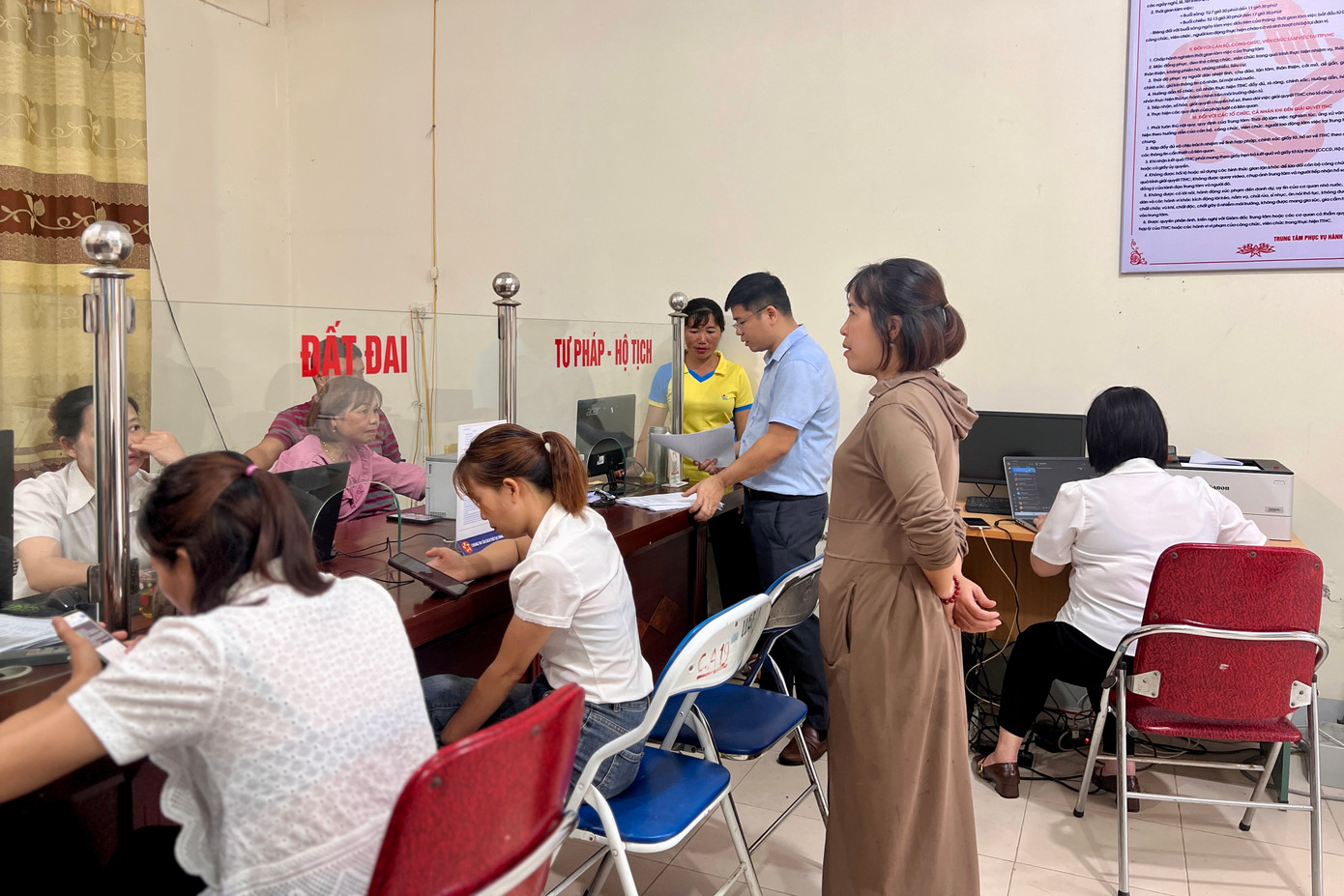 Do trời mưa từ sáng sớm nên không có nhiều người dân đến giao dịch ở Bộ phận một cửa UBND xã Núa Ngam. Trong ảnh, các cán bộ xã đang trao đổi, thu xếp công việc. Do trời mưa từ sáng sớm nên không có nhiều người dân đến giao dịch ở Bộ phận một cửa UBND xã Núa Ngam. Trong ảnh, các cán bộ xã đang trao đổi, thu xếp công việc.